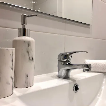 Cozy And Stylish Studio Apt - Just 800M From The Beach Apartment *