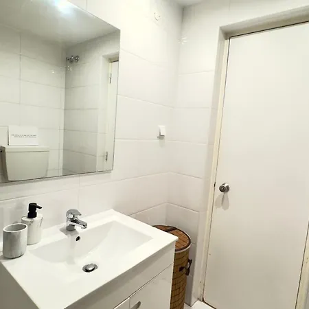 Apartment Cozy And Stylish Studio Apt - Just 800M From The Beach