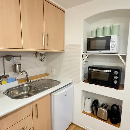 Cozy And Stylish Studio Apt - Just 800M From The Beach