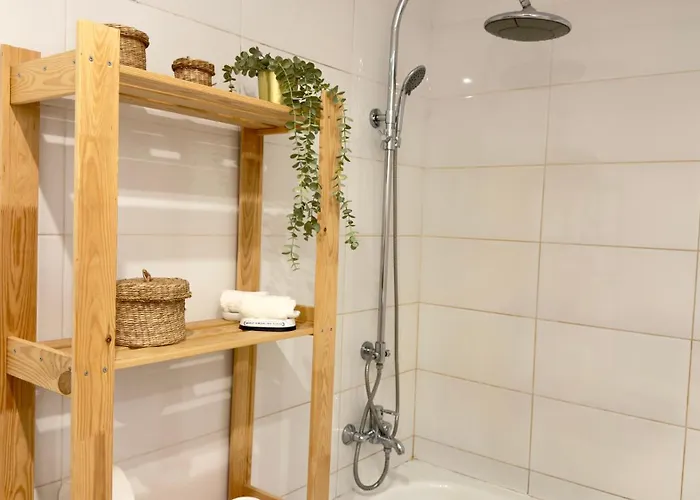 Cozy And Stylish - Just 800m From The *